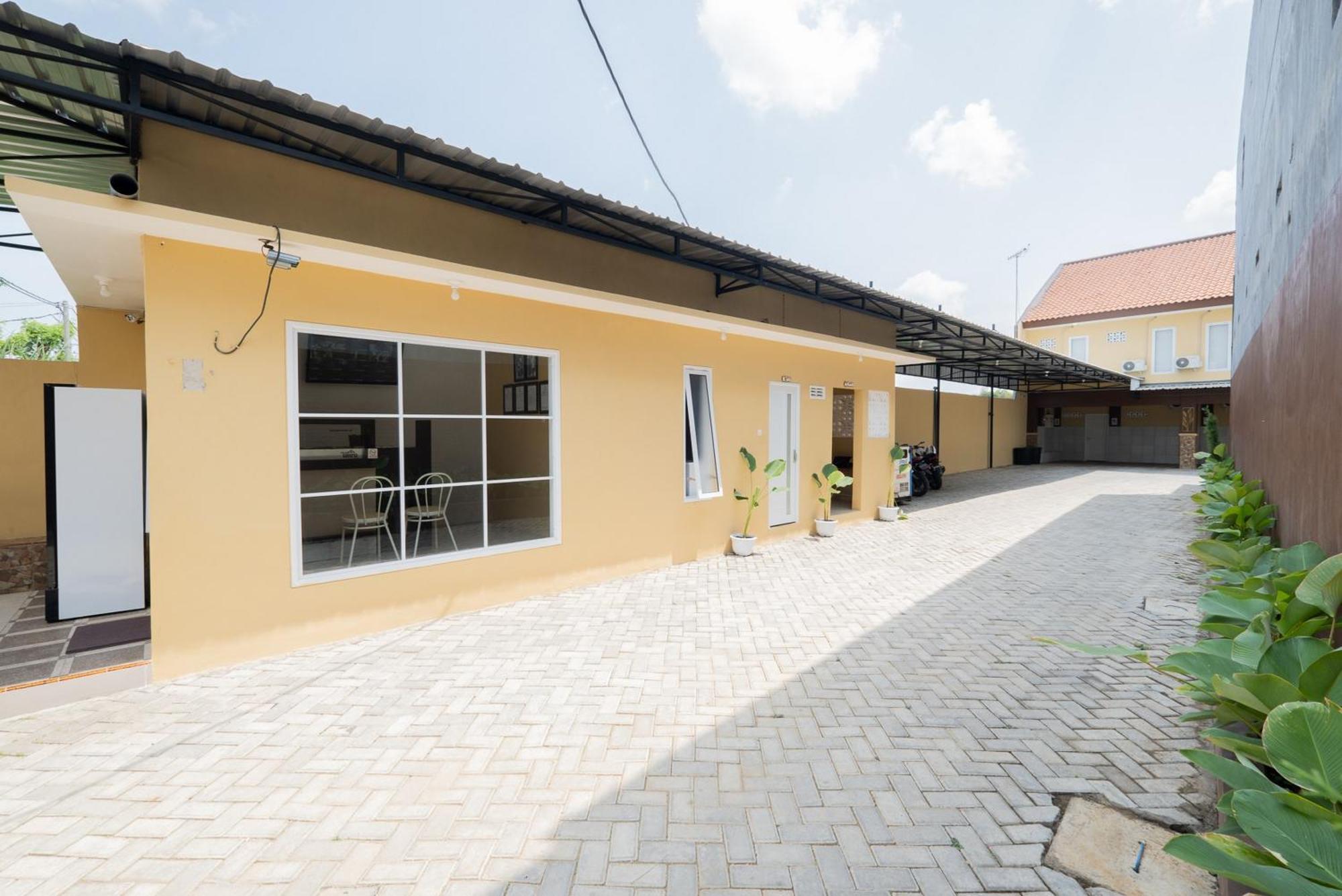 Hotel Reddoorz Syariah Near Rsud Dr Iskak Tulungagung Kedungwaru Exterior foto