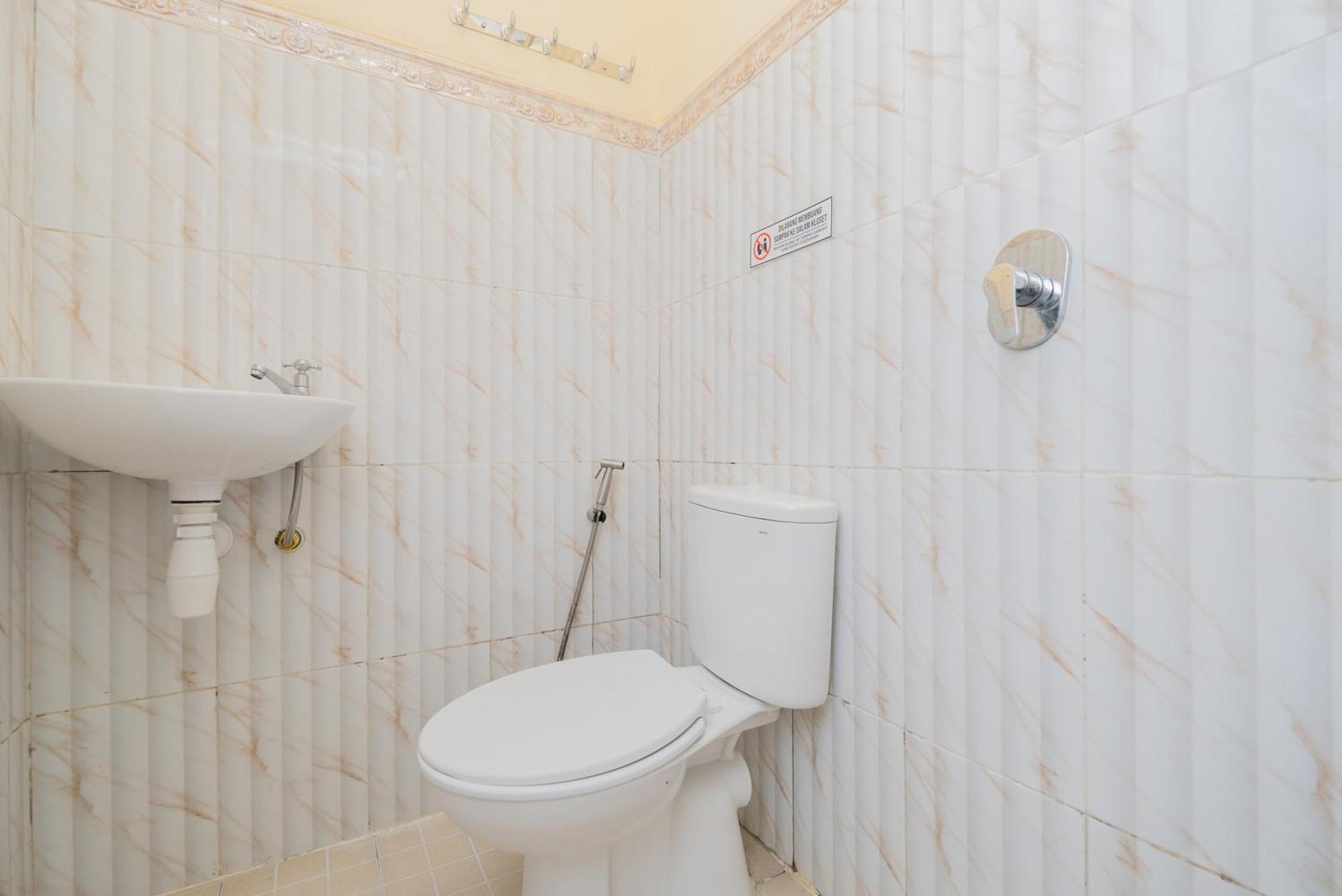 Hotel Reddoorz Syariah Near Rsud Dr Iskak Tulungagung Kedungwaru Exterior foto